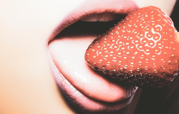 Gros plan des lèvres féminines avec des lèvres féminines aux fraises