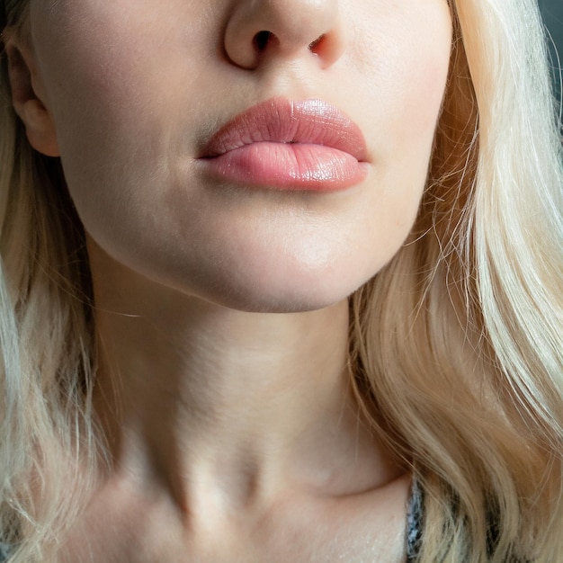 Photo un gros plan des lèvres d'une femme ses lèvres sont grasses et hydratées avec une teinte rose naturelle