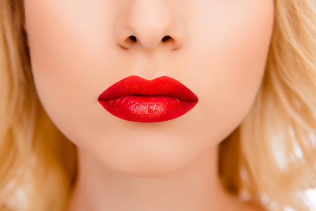Gros plan des lèvres rouges de la grande femme sexy