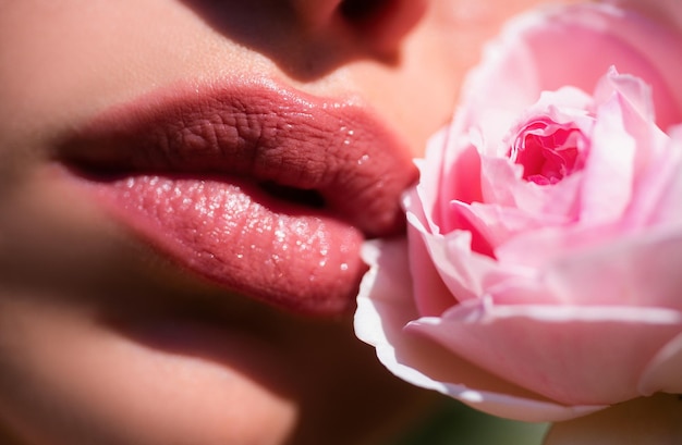 Gros plan de lèvres rouges passionnées Lèvres de belle femme avec rose