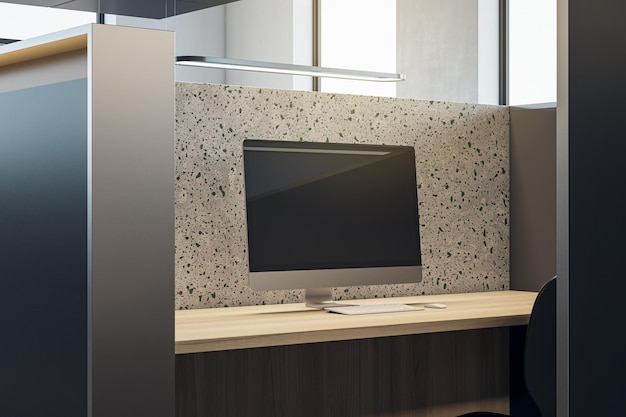 Gros plan d'un lieu de travail cloisonné en bois et en marbre avec écran d'ordinateur vide et maquette de rendu 3D