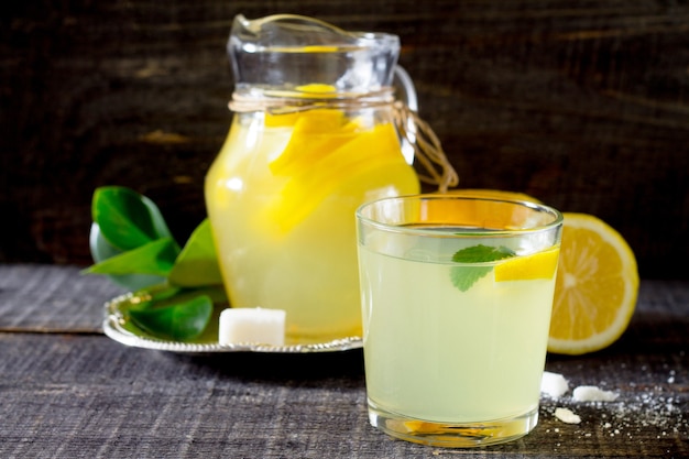 Gros plan de limonade fraîche sur la table