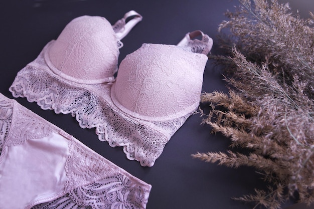 Gros plan de lingerie rose à la mode avec de la dentelle. Coudre des sous-vêtements féminins. vêtements intimes sexy