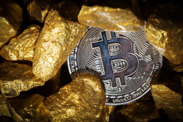 Photo gros plan des lingots d'or et du bitcoin, concept de crypto-monnaie financière