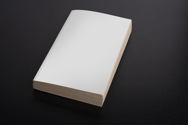 Gros plan d'un livre avec une couverture vierge sur fond noir