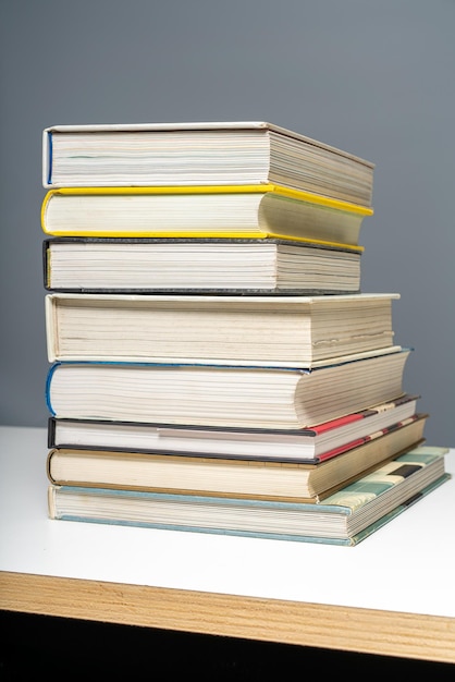 Gros plan de livres sur table