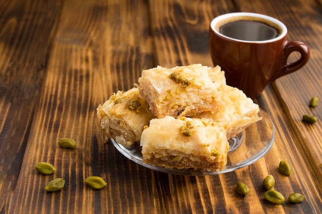 Gros plan sur loukoums et café sur la table en bois