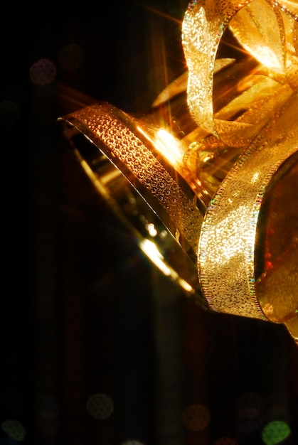 Un gros plan des lumières de Noël éclairées