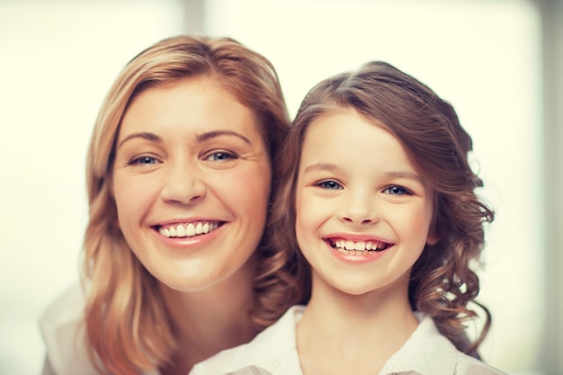 Gros plan lumineux photo de mère et fille