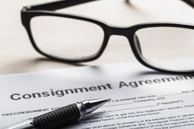 Gros plan de lunettes sur les affaires de documents de contrat