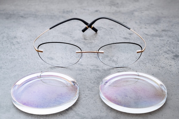 Gros plan sur des lunettes à la mode allongées sur une table dans un magasin d'optique avec de nouvelles lentilles