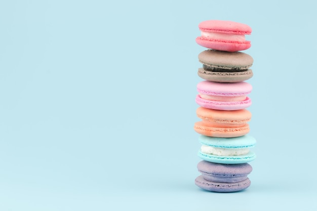 Un gros plan d'un macaron coloré sur un fond bleu