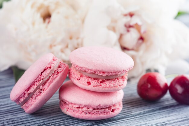 Gros plan de macarons roses sur fond bleu