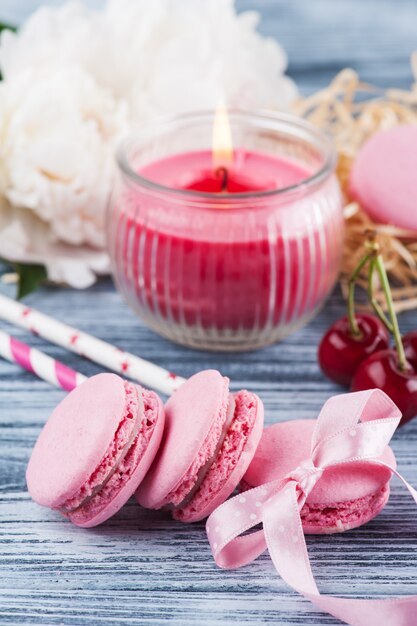 Gros plan de macarons roses sur fond bleu