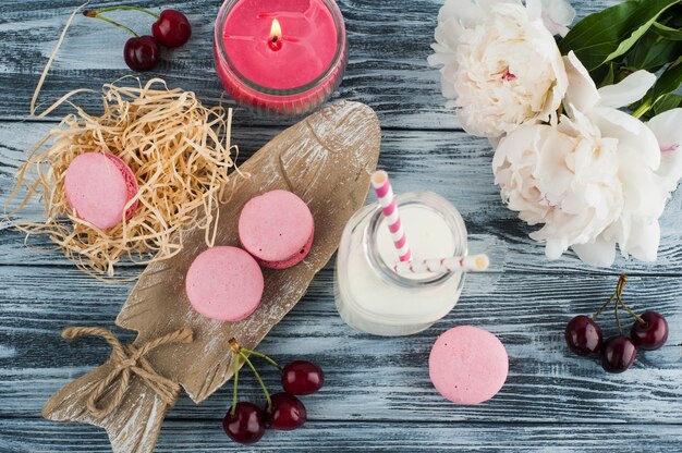 Gros plan de macarons roses sur fond bleu