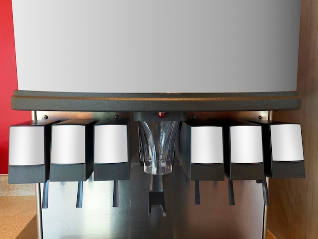 Gros plan sur une machine à boissons gazeuses dans un restaurant de restauration rapide