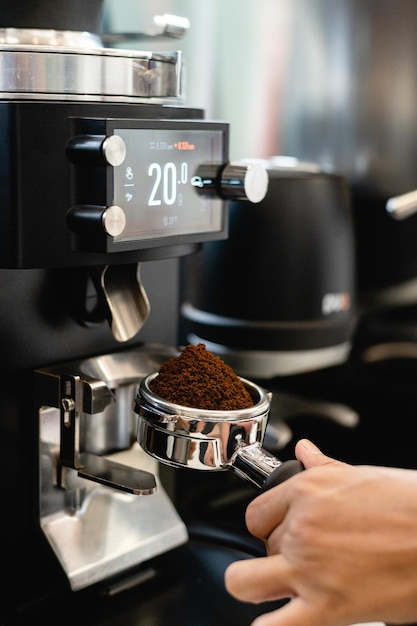 Gros Plan D'une Machine à Café Avec Du Café Moulu Prêt à Faire De  L'espresso