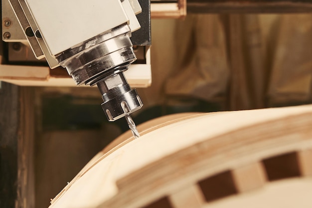 Photo gros plan d'une machine avec commande numérique coupe du bois outil cnc industrie du bois