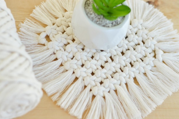 Gros plan macramé serviette faite à la main en forme de coeur Eco bricolage décoration de la maison Matériaux naturels fil de coton St Valentin