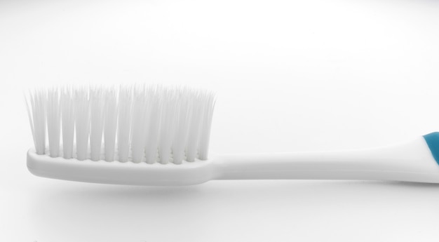 gros plan macro de brosse à dents brosse douce et lisse isolé sur fond blanc