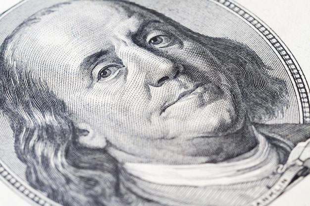 Gros plan macro du visage de Ben Franklin sur le billet de 100 dollars américains