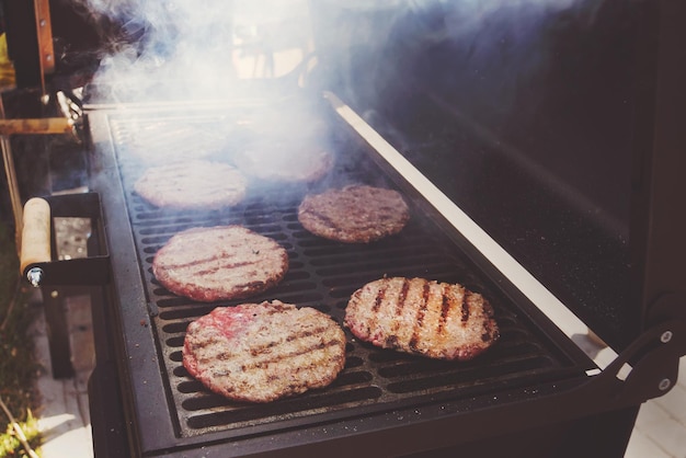 Gros plan macro vue aérienne de hamburger de boeuf recette maison