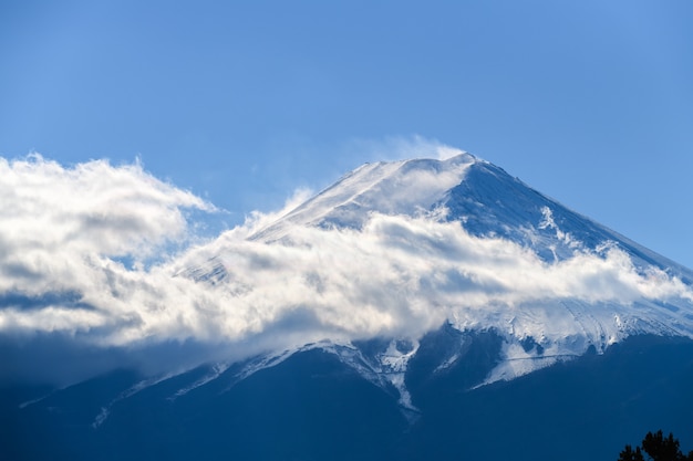 Gros plan sur la magnifique montagne Fuji recouverte de neige