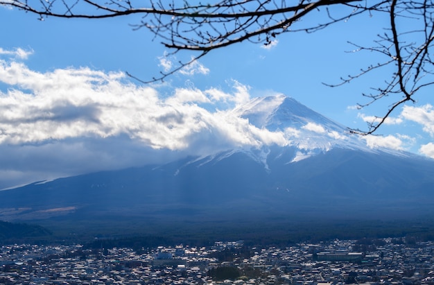 Gros plan sur la magnifique montagne Fuji recouverte de neige