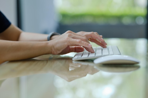 gros plan main clavier de saisie travaillant avec un ordinateur portable homme d'affaires utiliser un ordinateur pour travailler