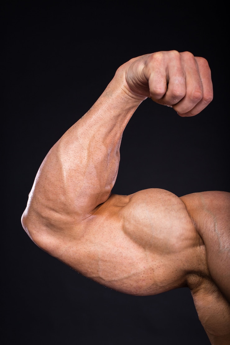 Photo gros plan la main du bodybuilder homme musclé.