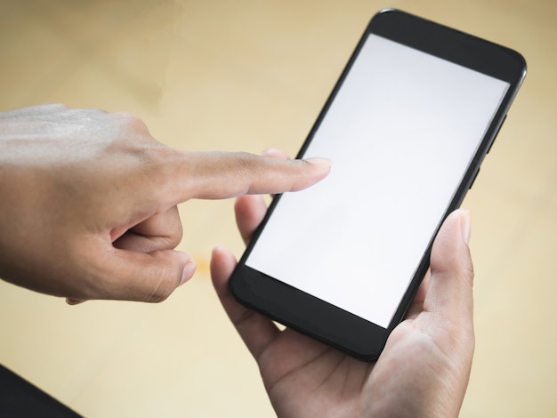 Gros plan de la main et du doigt de la femme sur l'écran blanc du téléphone portable. Main de femme jouant sur les médias sociaux