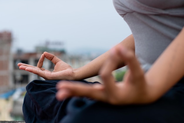 Gros plan d'une main féminine avec les doigts dans Gyan mudra symbole de sagesse Indian girl pratique le yoga