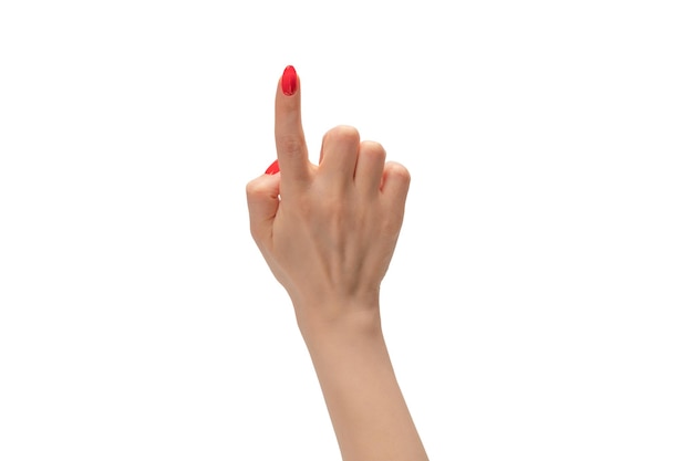 Gros plan d'une main féminine avec une peau pâle et des ongles rouges pointant ou touchant isolé sur fond blanc