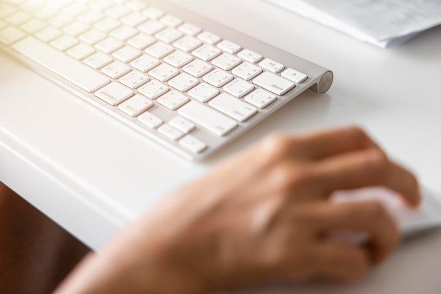 Gros plan main d'une femme asiatique travaillant un employé de bureau tapant sur le clavier au bureau à domicile