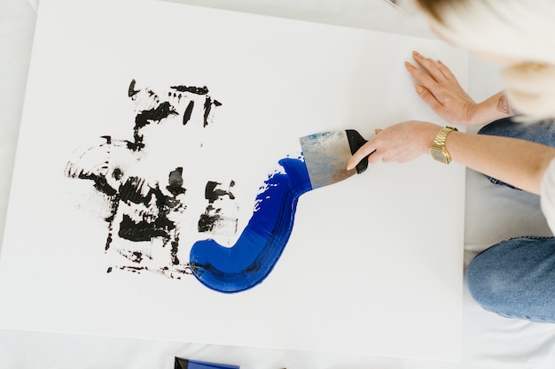 Gros plan de la main de femme dessin sur toile blanche