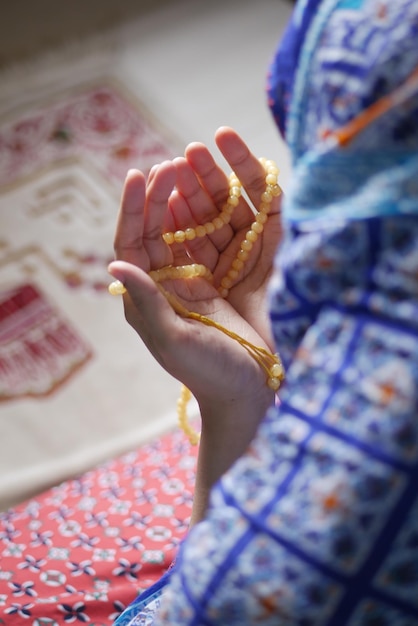 Gros plan de la main de femmes musulmanes priant au ramadan