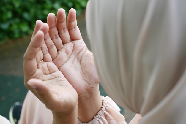 Gros plan de la main de femmes musulmanes priant au ramadan