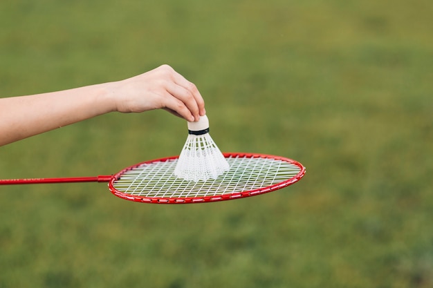 Gros plan, main fille, volant, badminton