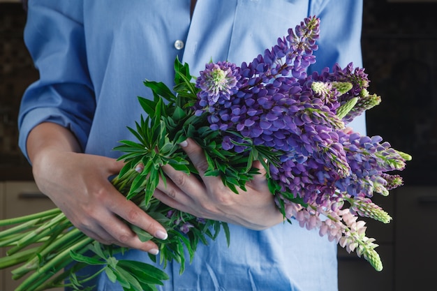 Gros plan de la main avec des fleurs