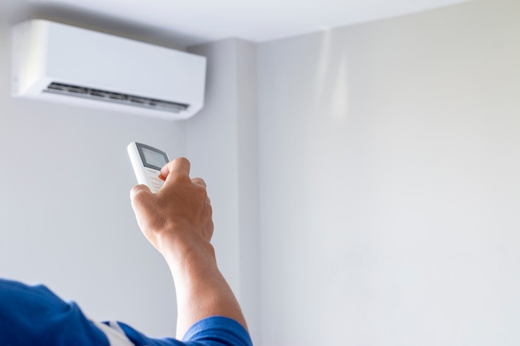 Photo gros plan, main, fonctionnement, climatiseur, à, télécommande