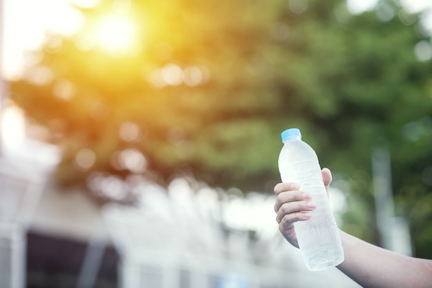 Gros plan de la main de l&#39;homme à l&#39;aide d&#39;une bouteille d&#39;eau