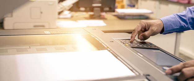 Gros Plan Sur La Main De L'homme De Bureau, Appuyez Sur Le Bouton Du Copieur.