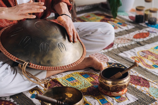 Gros plan sur la main d'un homme jouant d'un instrument de musique moderne le tambour à anches orion