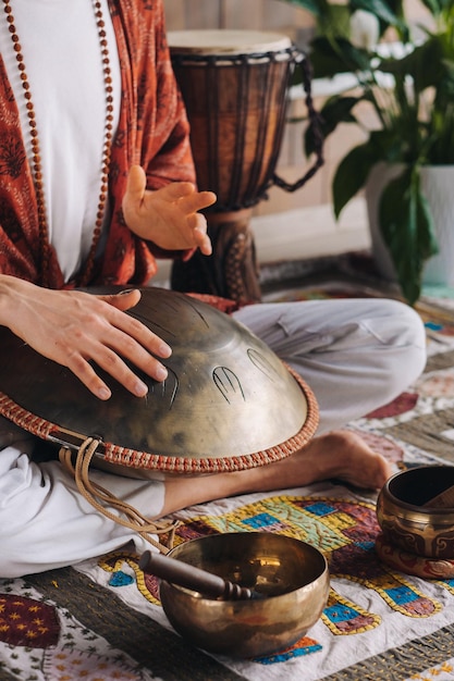 Gros plan sur la main d'un homme jouant d'un instrument de musique moderne le tambour à anches orion