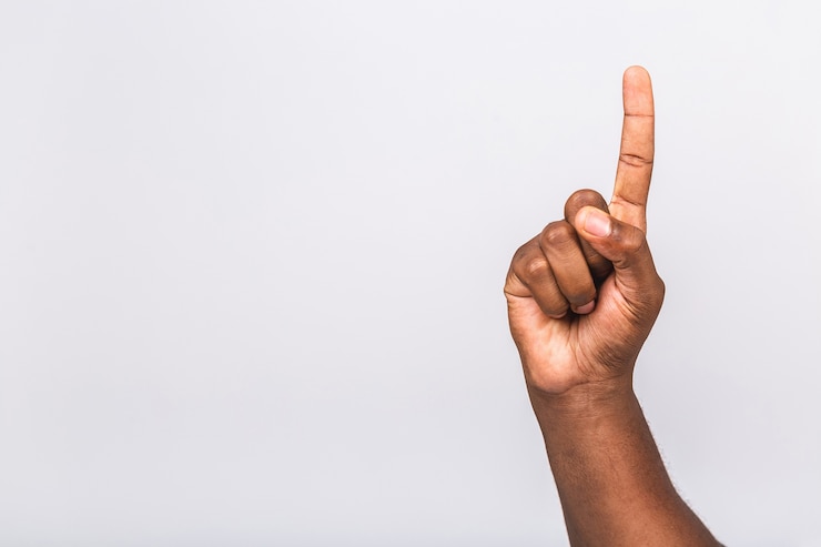 Photo gros plan de la main de l'homme montrant le geste levant les mains