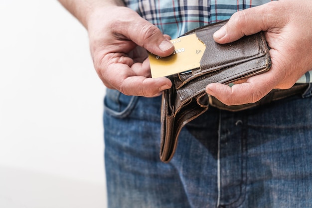 Gros plan sur la main d'un homme sortant une carte de crédit d'un titulaire de document personnel