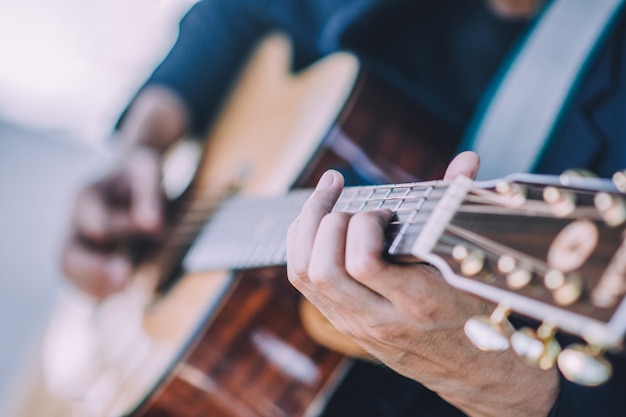 Gros plan main jouant de la guitare