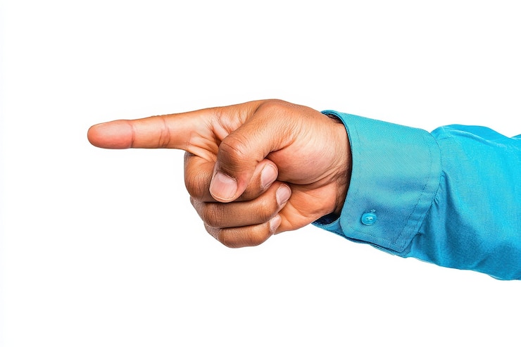 Photo un gros plan d'une main pointant portant une chemise bleue mettant l'accent sur la communication de direction ou l'instruction sur un fond blanc plat