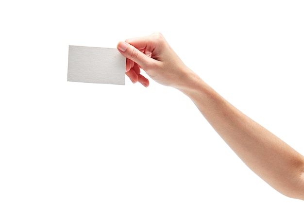 Gros plan d'une main tenant du papier sur fond blanc
