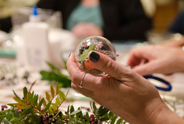 Gros plan main travaillant dans la sphère de noël